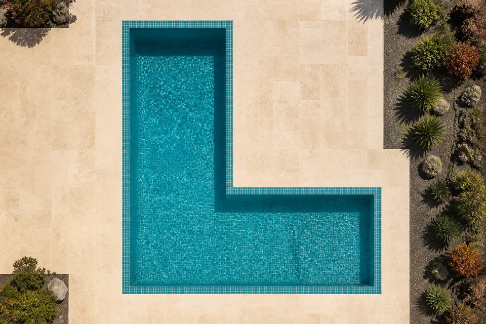 Vista superior de una piscina en L dividida en dos zonas rectangulares