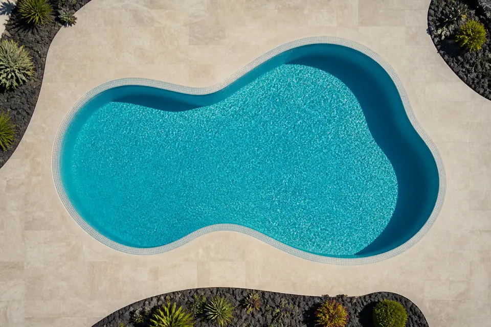 Vista superior de una piscina irregular para estimar su volumen