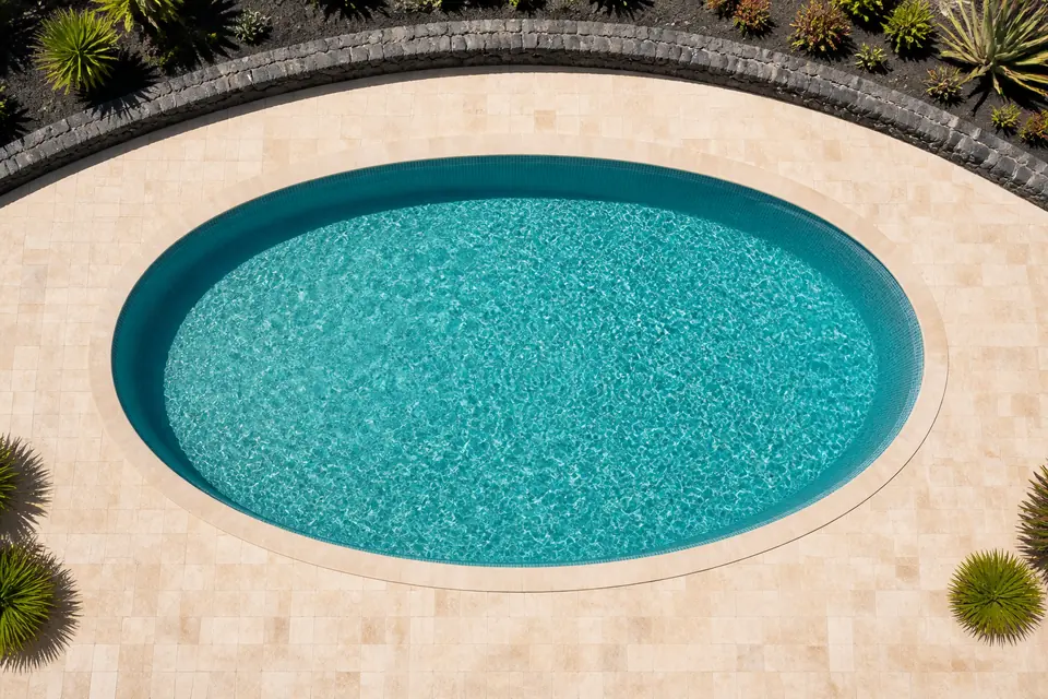 Vista superior de una piscina ovalada para explicar el cálculo de su volumen